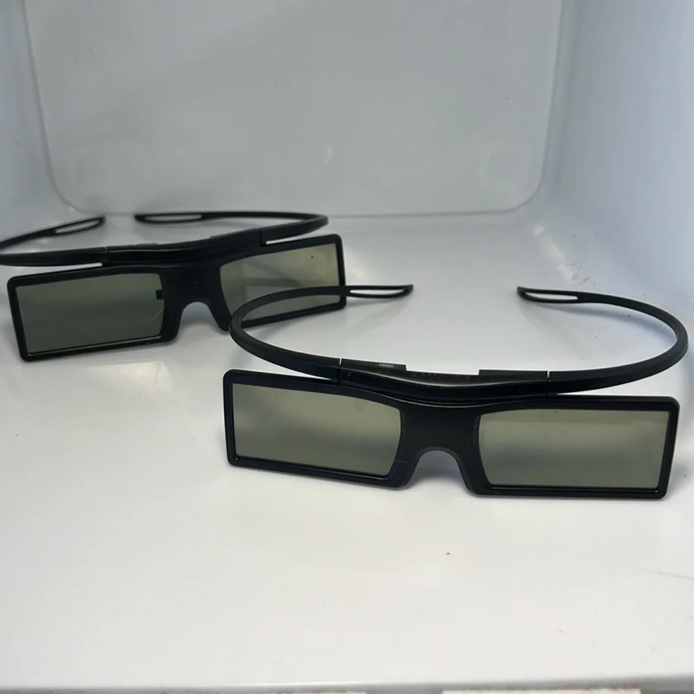 Samsung lithium 3V, 3-D glasses, batteries not included.